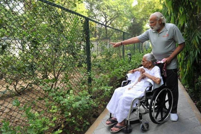 /files/Narendra-Modi-Giving-Heeraben-Modi-A-Tour-Of-His-Home.jpg