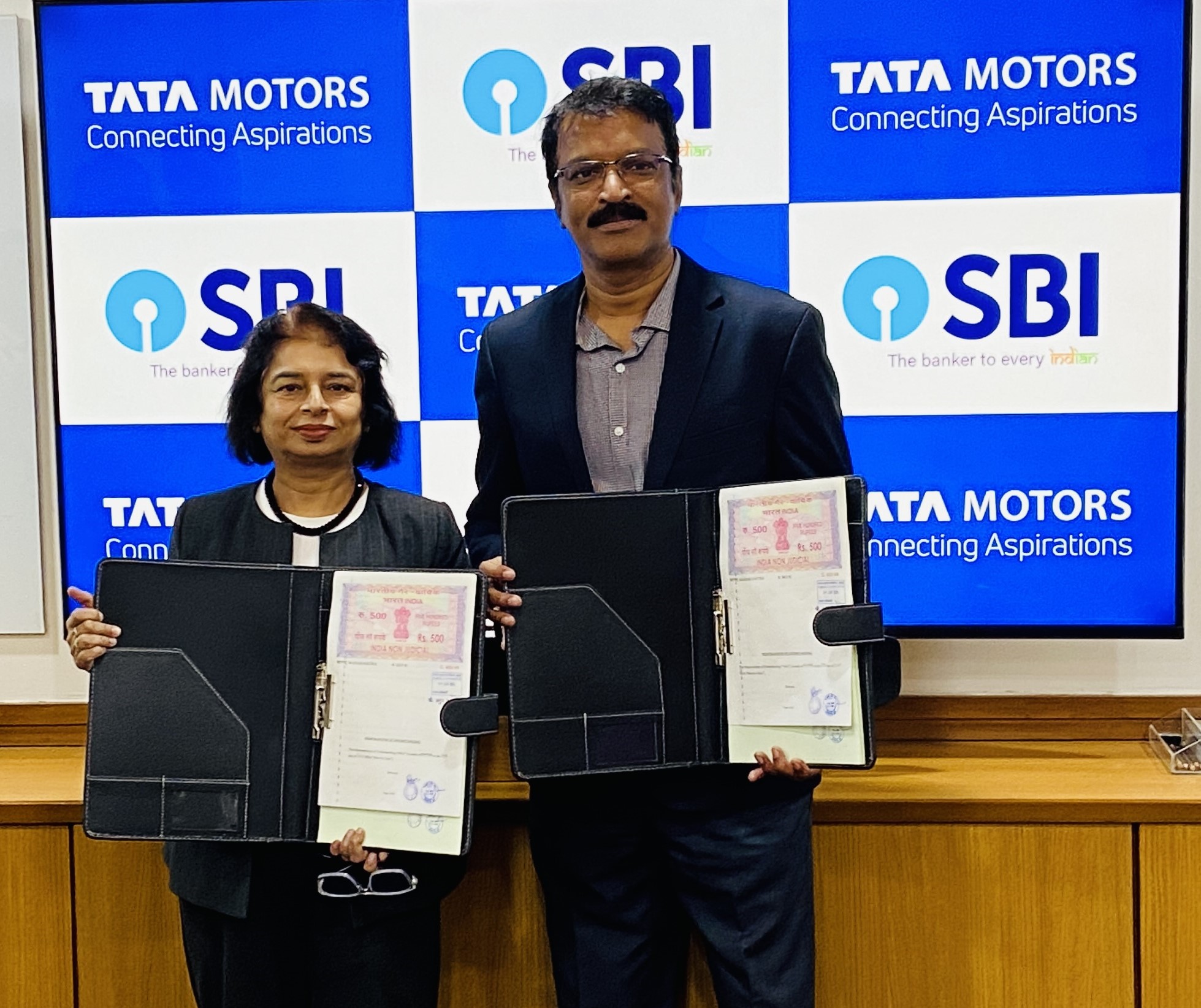 /files/Sitaram_Kandi,_CHRO,_Tata_Motors_and_Sukhvinder_Kaur,_Chief_General_Manager_–_Retail_loans,_SBI_with_the_signed_MoU.jpg
